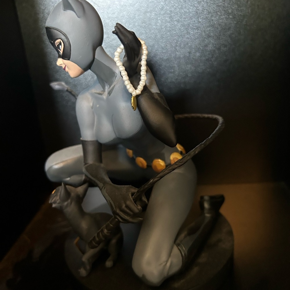 McFarlane DC Design Catwoman statue with box :) - Picture 6 of 16